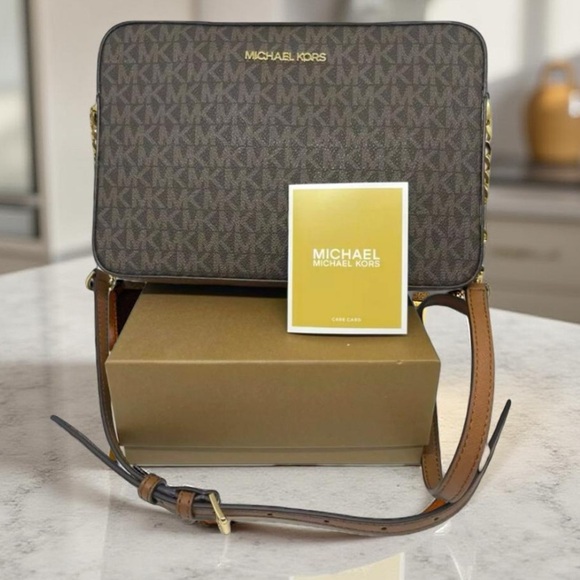 Micheal Kors Crossbody Jet Set Large Logo
Print 10"W x 2.5" D x 6.5"H NWT - Picture 10 of 12